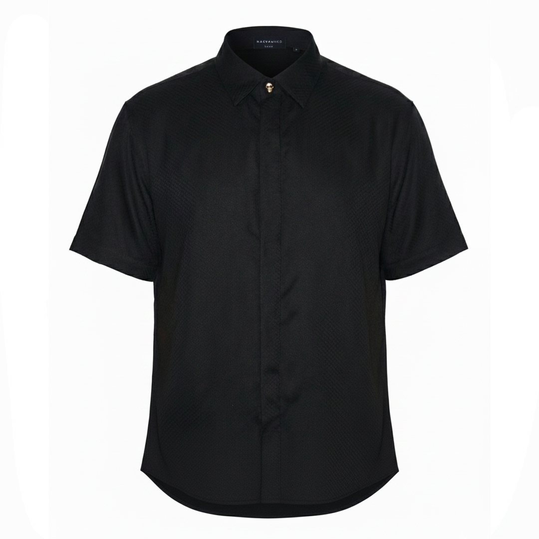Camisa negra regular fit de viscosa con abotonadura escondida, vista frontal sobre fondo blanco