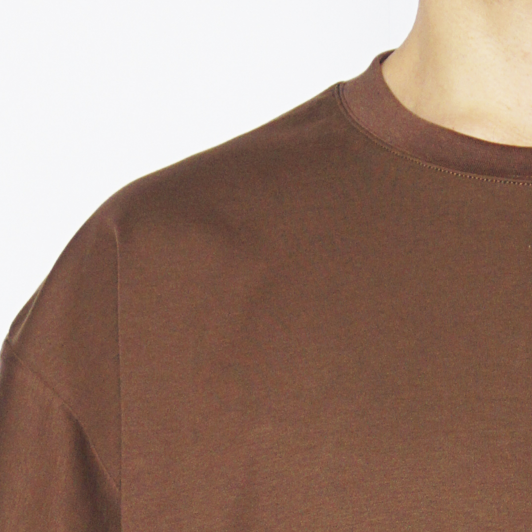 polera oversize cafe cuello Detalle del cuello redondo de la polera oversize de algodón pima café