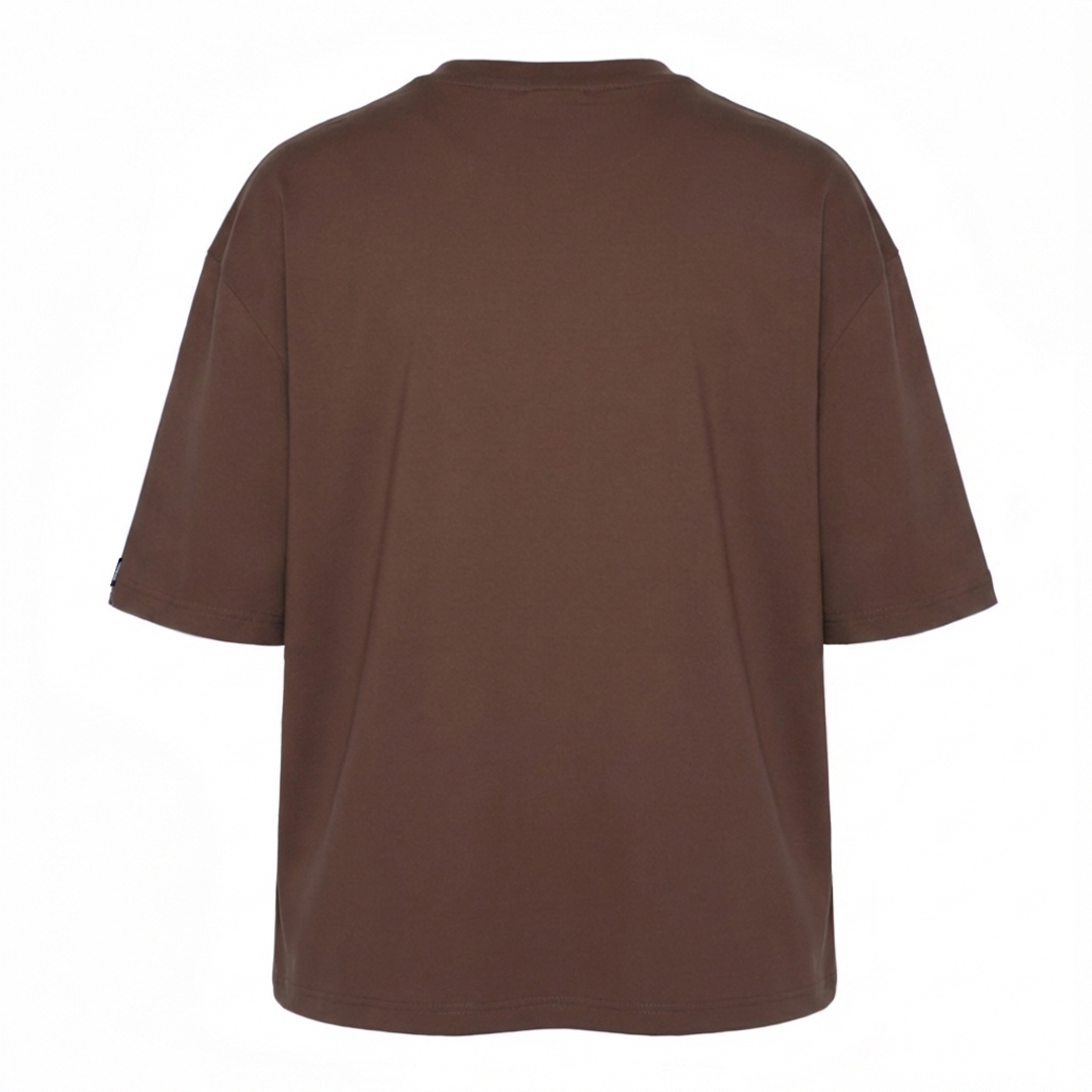 polera oversize cafe espalda Espalda de la polera oversize de algodón pima café, con caída estructurada y hombro caído