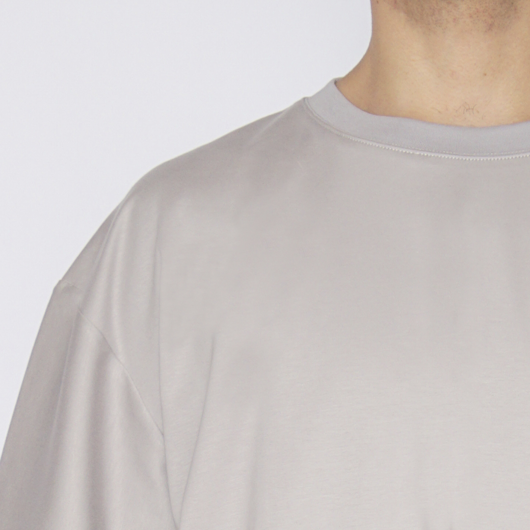 Detalle del cuello redondo de la polera oversize de algodón pima gris