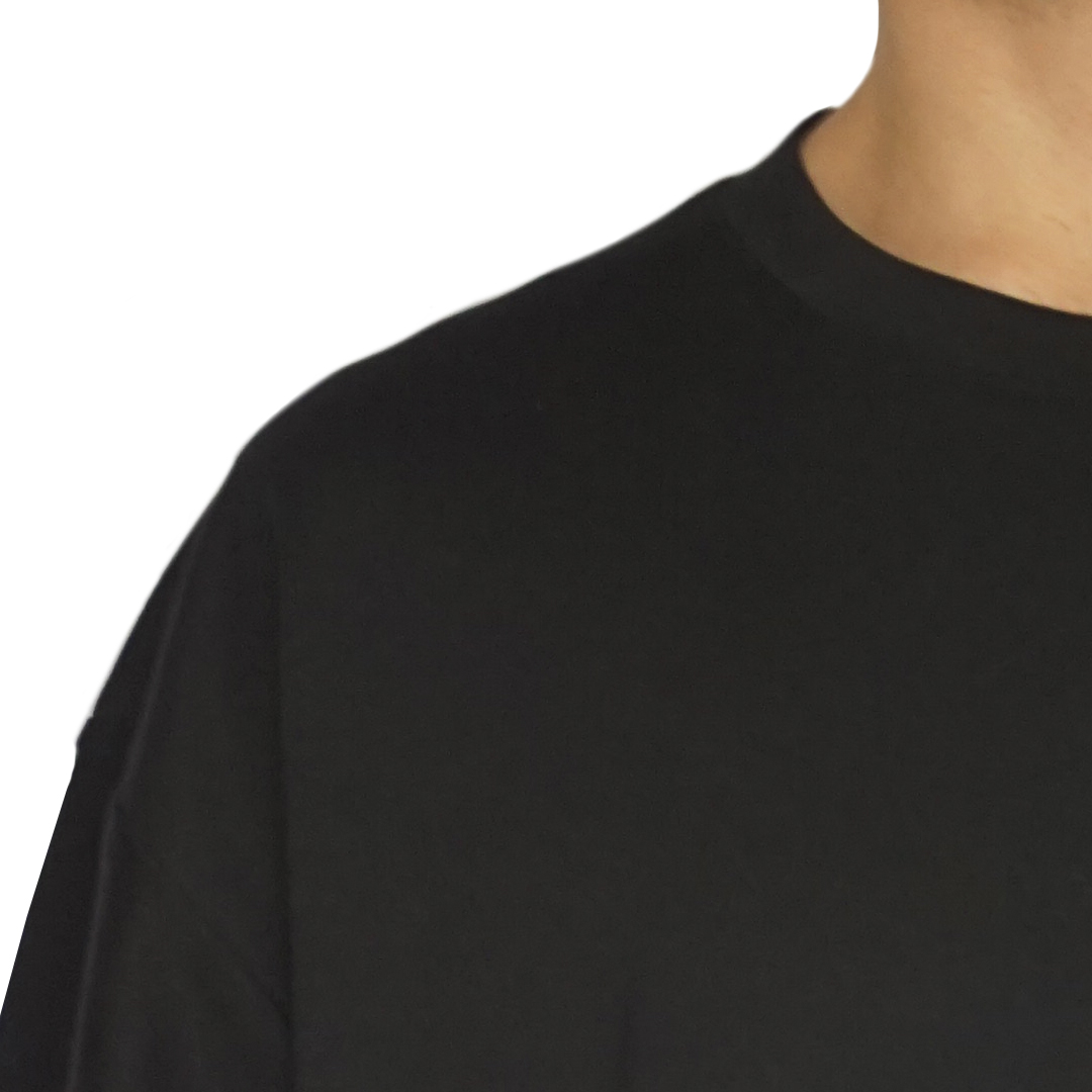 Detalle del cuello redondo de la polera oversize de algodón pima negra