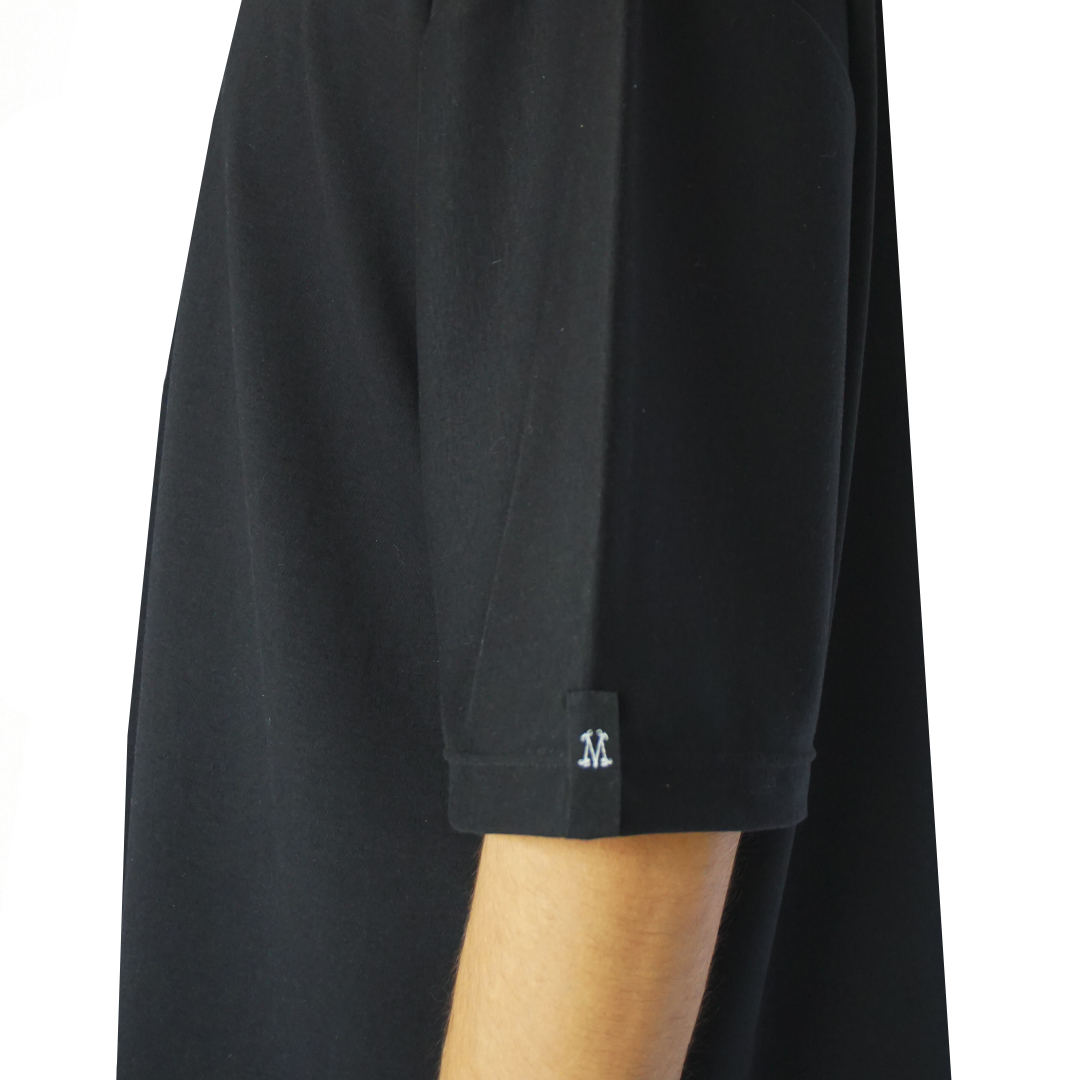 Detalle de la manga de la polera oversize de algodón pima negra con acabado gamuzado