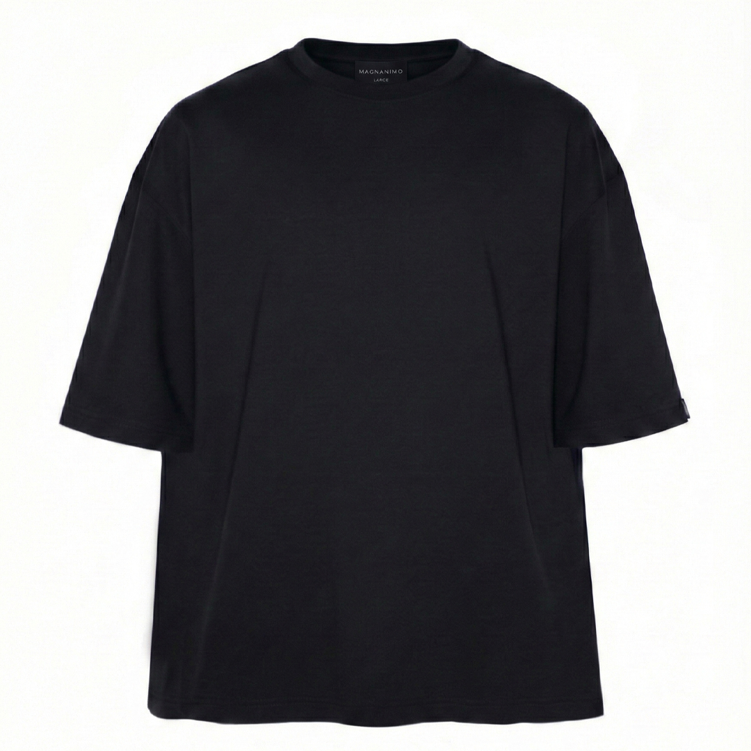 Polera oversize de algodón pima peruano color negro, vista frontal sobre fondo blanco