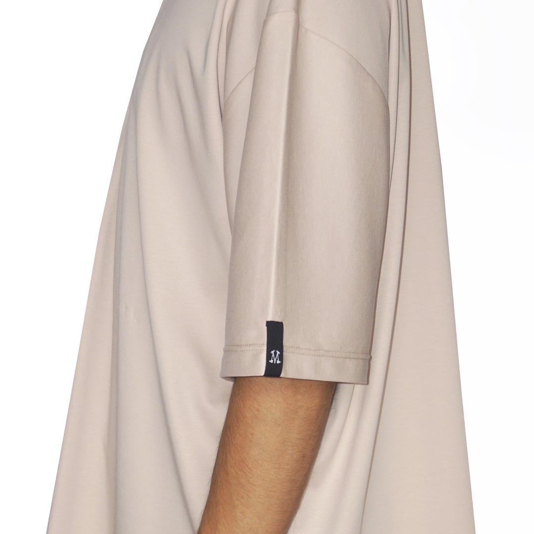 Detalle de manga y espalda de la polera oversize de algodón pima nude con acabado gamuzado