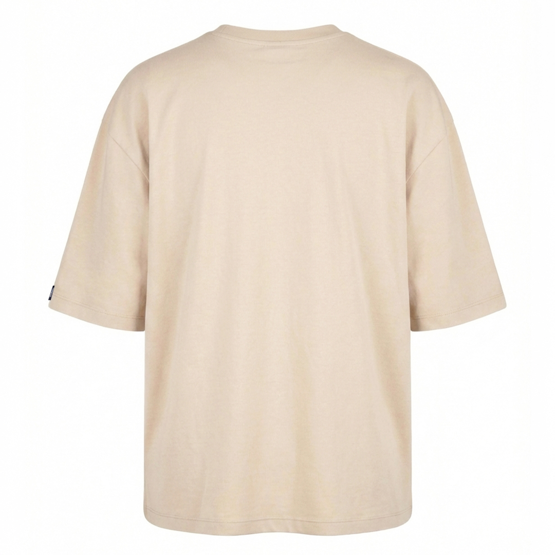 Espalda de la polera oversize de algodón pima nude, con caída estructurada y hombro caído